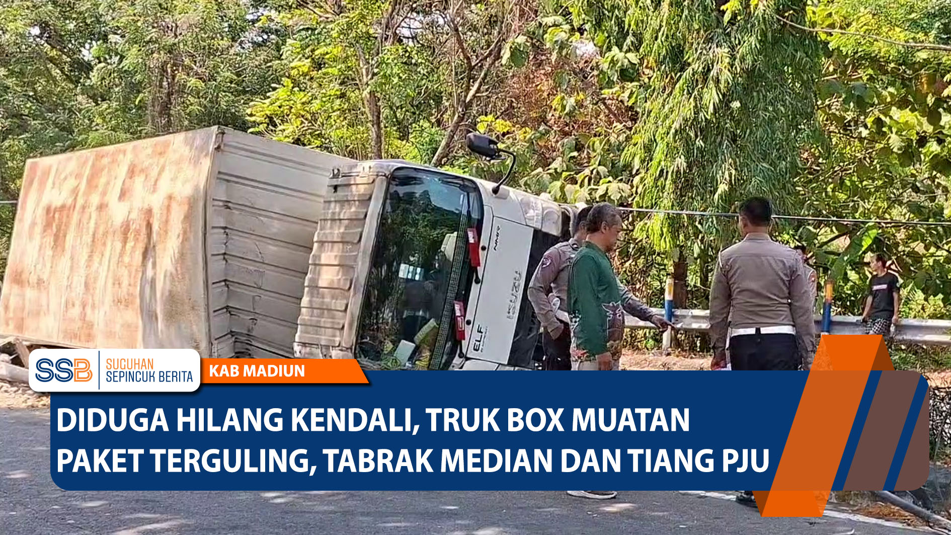 Diduga Hilang Kendali, Truk Box Muatan Paket Terguling, Tabrak Median dan Tiang PJU