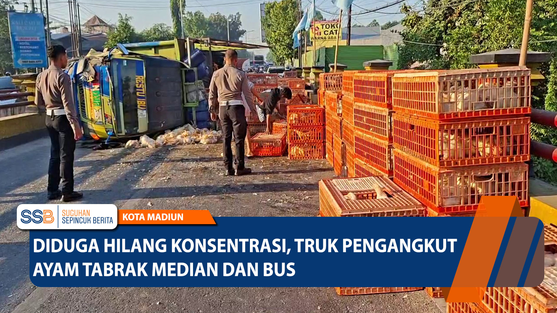 Diduga Hilang Konsentrasi, Truk Pengangkut Ayam Tabrak Median dan Bus