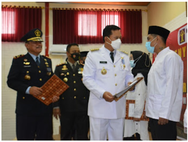 Wali Kota Serahkan Remisi Umum Kepada 986 Warga Binaan Lapas I Madiun