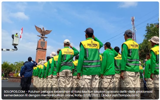 Unik! 77 Petugas Kebersihan di Madiun Upacara Gunakan Crane