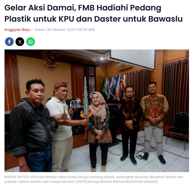 Gelar Aksi Damai, FMB Hadiahi Pedang Plastik untuk KPU dan Daster untuk Bawaslu