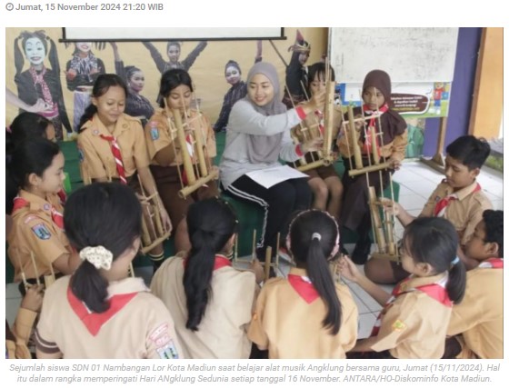 Siswa SDN 01 Nambangan Lor Kota Madiun peringati Hari Angklung Sedunia