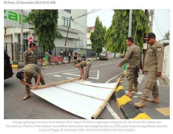 Petugas gabungan copot APK pilkada di Kota Madiun