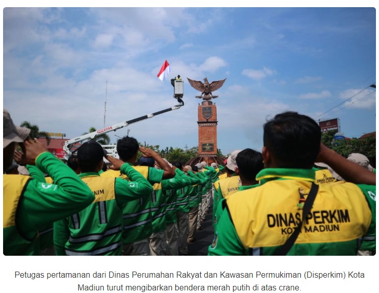 Petugas Pertamanan di Kota Madiun Kibarkan Bendera dengan Crane