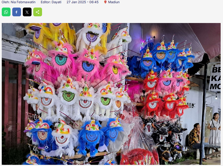 Pedagang Mainan Barongsai yang Mengais Rezeki di Festival Kampung Pecinan Kota Madiun