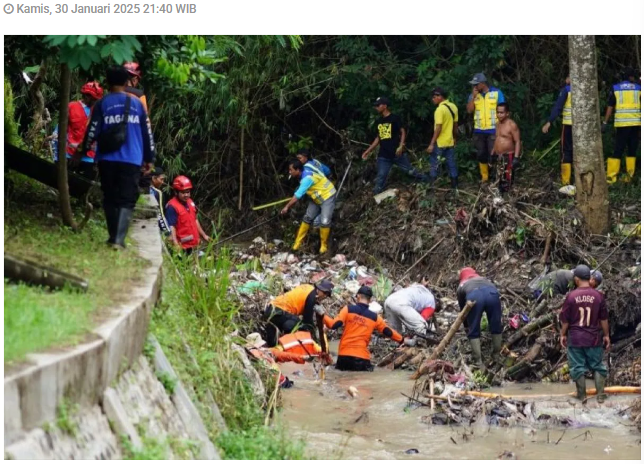 Cegah banjir, BPBD Kota Madiun bersihkan sampah di aliran sungai