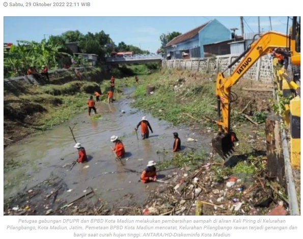 DPUPR dan BPBD Kota Madiun bersihkan sampah sungai antisipasi banjir
