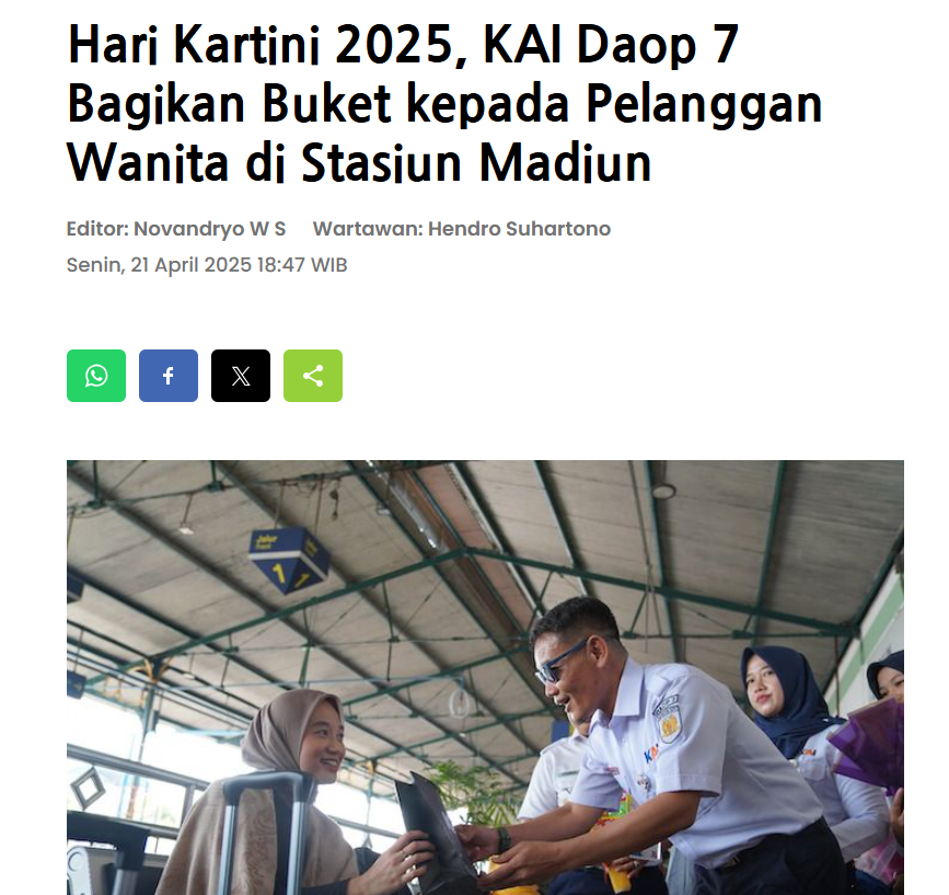 Hari Kartini 2025, KAI Daop 7 Bagikan Buket kepada Pelanggan Wanita di Stasiun Madiun