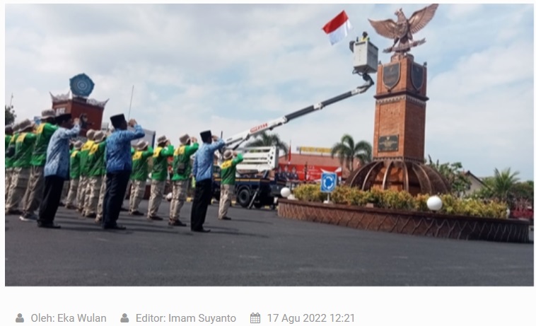 Unik, Petugas Disperkim Kota Madiun Kibarkan Bendera Merah Putih Di Atas Crane