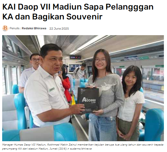 KAI Daop VII Madiun Sapa Pelangggan KA dan Bagikan Souvenir