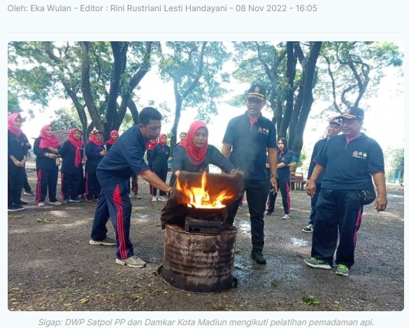Ibu-Ibu Satpol PP dan Damkar Kota Madiun Dilatih Memadamkan Api