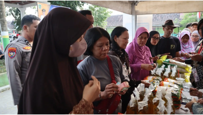 Polri Hadir di Masyarakat, Tekan Inflasi Lewat Pasar Murah Dan Bangun Pusat Gizi di Kota Madiun