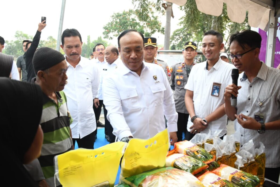 Polri Menggelar Gerakan Pasar Murah Distribusikan 6 Ton Beras Di Madiun