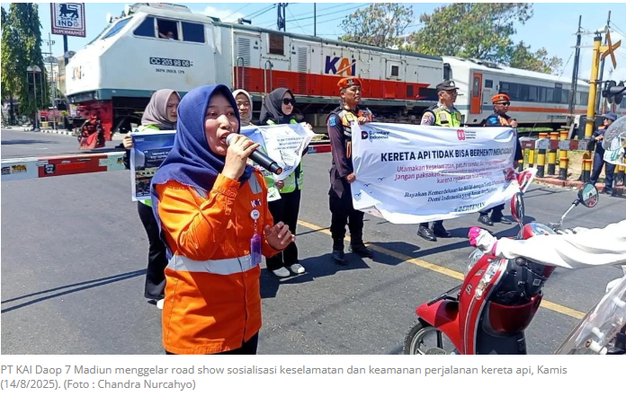 Momen HUT ke-80 RI, KAI Daop 7 Madiun Ajak Masyarakat ‘Merdeka dan Selamat’ di Perlintasan KA  Artikel ini telah tayang di sudutpandang.id dengan judul Momen HUT ke-80 RI, KAI Daop 7 Madiun Ajak Masyarakat 'Merdeka dan Selamat' di Perlintasan KA, Baca selengkapnya: https://sudutpandang.id/momen-hut-ke-80-ri-kai-daop-7-madiun-ajak-masyarakat-merdeka-dan-selamat-di-perlintasan-ka