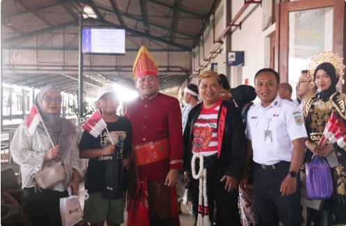 Kenakan Pakaian Adat, Jajaran KAI Daop 7 Madiun Sapa Pelanggan di Stasiun dan Atas Kereta