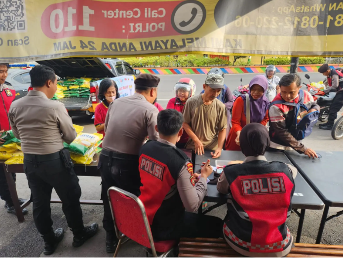 Polres Madiun Kota Gelar Gerakan Pangan Murah di Alun-Alun, Kapolres : Bentuk Keperdulian Polri Pada Masyarakat
