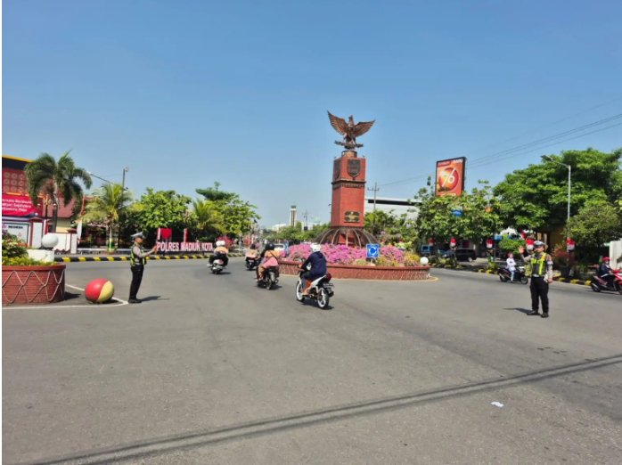 Satlantas Polres Madiun Kota Hentikan Pengendara Saat Detik-Detik Proklamasi HUT ke-80 RI
