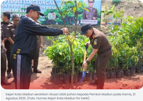 Wow Kejari Beri Kejutan, Serahkan 2500 Bibit Pohon Wujudkan Udara Bersih Kota Madiun