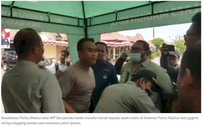 Jatuh Saat Liputan dan Terkena Tubuh Istri Perwira, Kasatlantas Polres Madiun Kota Emosi Lepas Seragam Tunjukkan Gestur Menantang