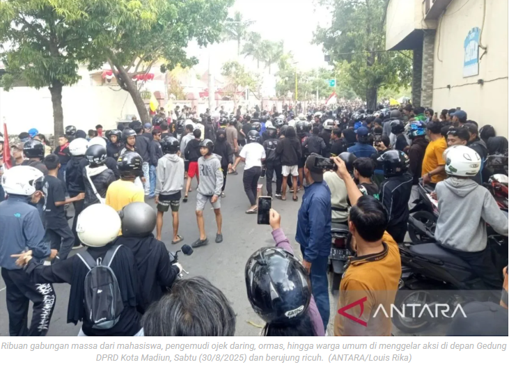Ketua DPRD Madiun tampung aspirasi massa gelar aksi di gedung dewan