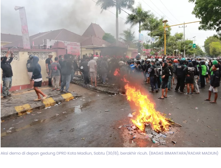Brutalnya Aksi Demo di Kota Madiun: Dandim dan Dua Polisi Terluka, Gedung DPRD Porak Poranda