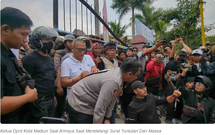 Kronologi Kericuhan Demo di DPRD Madiun: Dari Penandatanganan hingga Pagar Jebol