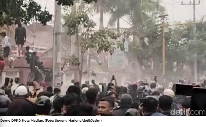 Kaca Gedung DPRD Kota Madiun Porak Poranda Dilempari Batu oleh Pendemo