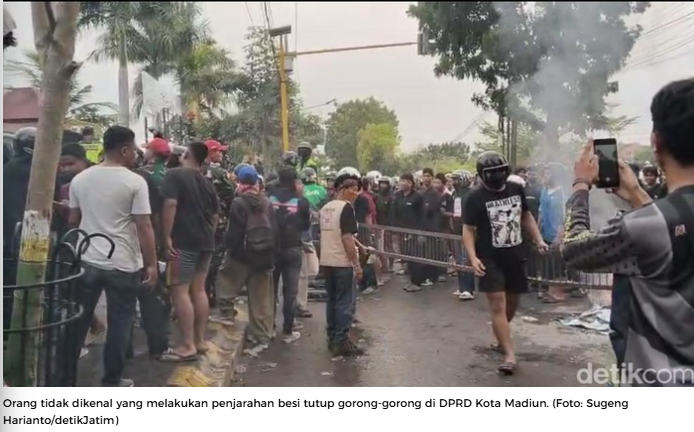 Polisi Buru Pelaku Penjarahan Saat Demo Ricuh di DPRD Kota Madiun  Baca artikel detikjatim, "Polisi Buru Pelaku Penjarahan Saat Demo Ricuh di DPRD Kota Madiun" selengkapnya https://www.detik.com/jatim/berita/d-8093122/polisi-buru-pelaku-penjarahan-saat-demo-ricuh-di-dprd-kota-madiun.  Download Apps Detikcom Sekarang https://apps.detik.com/detik/