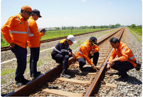 Daop 7 Madiun Cek Jalur KA Madiun–Jombang, Petugas di Lapangan juga Diperiksa