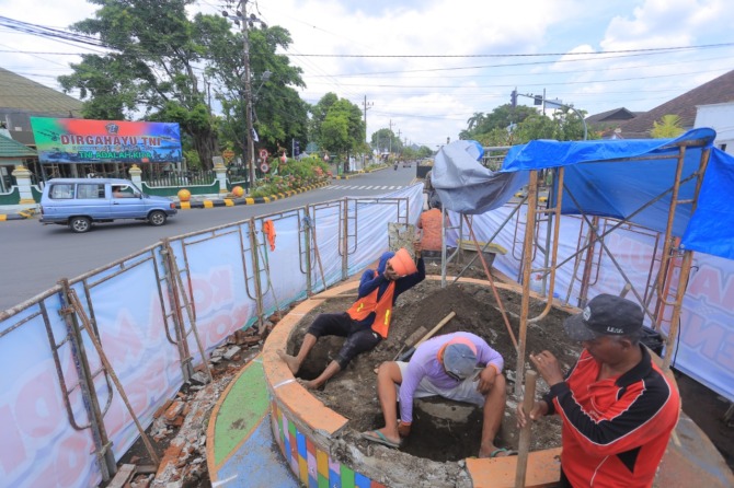 Patung Penjual-Pembeli Pecel Dipermak