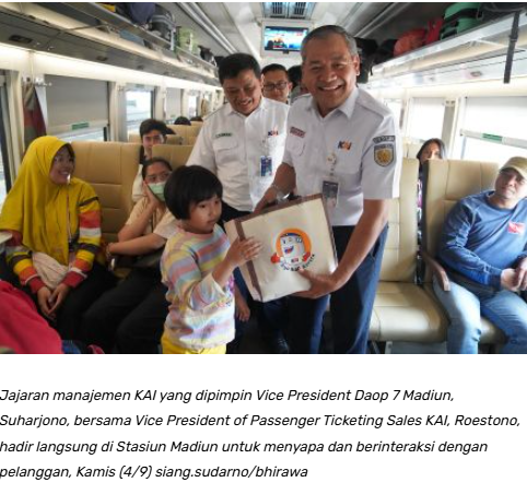 PT KAI Daop 7 Madiun Sapa Pelanggan dengan Senyuman, Bagikan Souvenir di Hari Pelanggan Nasional