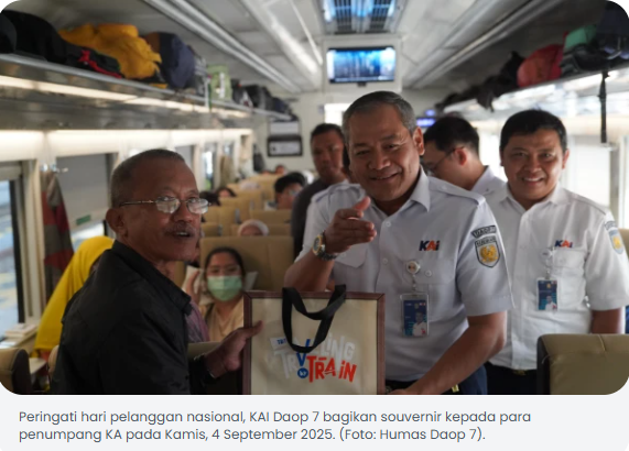 Peringati Hari Pelanggan Nasional, PT KAI Daop 7 Madiun Bagikan Souvenir