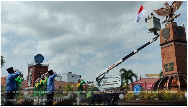 Para Pengguna Jalan di Madiun Ikuti Detik-detik Proklamasi Kemerdekaan, Kibarkan Bendera Merah Putih dengan Crane