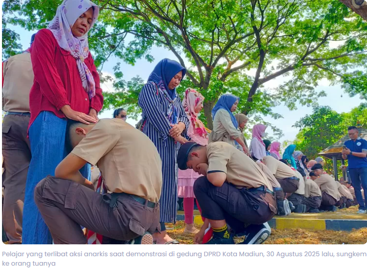 Haru, Pelajar Terlibat Demo di DPRD Kota Madiun Sungkem ke Orang Tua