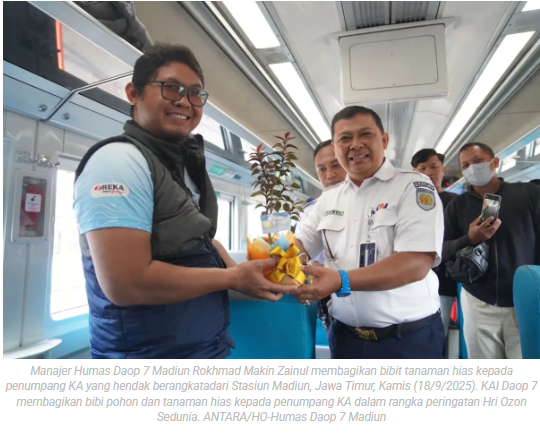 Daop 7 Madiun bagikan bibit pohon ke penumpang KA peringati Hari Ozon