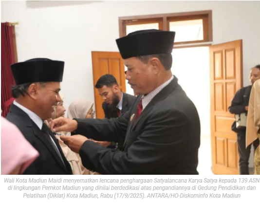 Sebanyak 139 ASN di Kota Madiun terima Satyalancana Karya Satya atas pengabdian