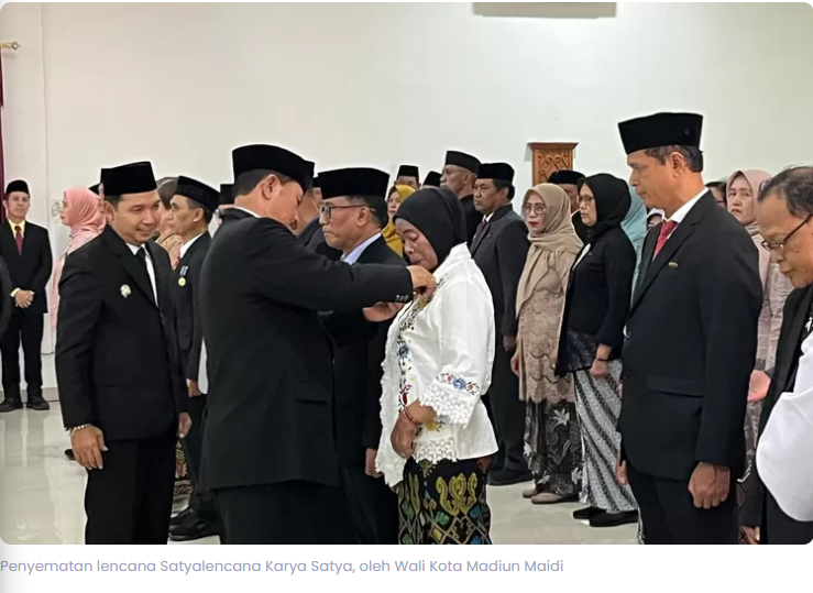 Serahkan 139 Satyalancana Karya Satya, Wali Kota Madiun : Penerima Harus Bisa Jadi Contoh ASN Muda