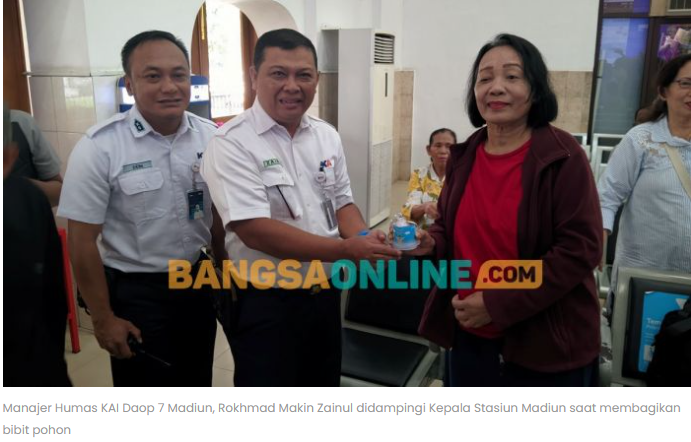 Hari Ozon Sedunia, KAI Daop 7 Bagikan Bibit Pohon kepada Pelanggan di Stasiun Madiun