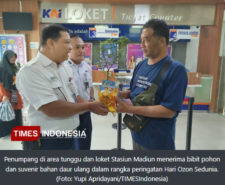 Hari Ozon di Stasiun Madiun, Penumpang KA Dapat Bibit Pohon dan Suvenir Daur Ulang Sampah