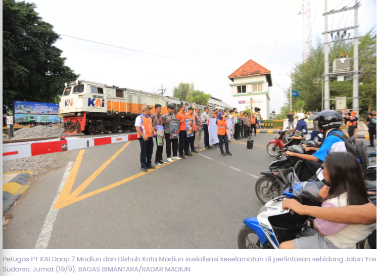 PT KAI Daop 7 Madiun dan Dishub Gencar Sosialisasi Keselamatan di Perlintasan Sebidang