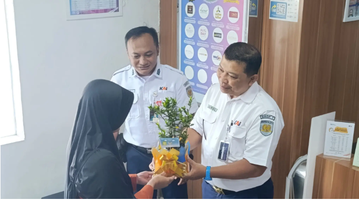DAOP 7 Madiun Bagikan Tanaman dan Pernak-Pernik Ramah Lingkungan di Hari Ozon Sedunia.