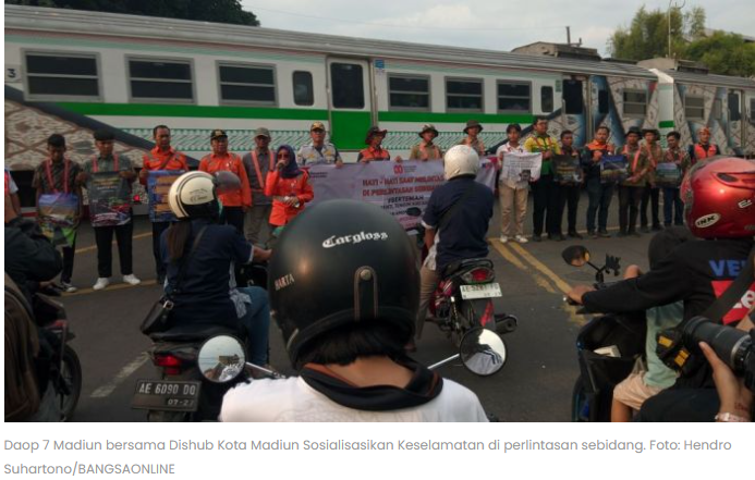 Peringati Harhubnas, KAI Daop 7 dan Dishub Kota Madiun Gelar Sosialisasi di Perlintasan Sebidang