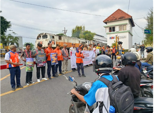 Harhubnas 2025, KAI Daop 7 Madiun Ingatkan Bahaya Terobos Perlintasan KA
