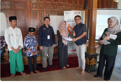 KAI Daop 7 Madiun Salurkan Rp19,4 Juta Bantuan TJSL dan Gelar Pengobatan Gratis untuk Santri Kanzul Ulum