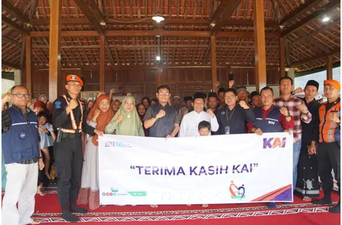 KAI Daop 7 Madiun Kucurkan Bantuan Bina Lingkungan TJSL Sebesar Rp19,4 Juta Sekaligus Berikan Pengobatan Gratis