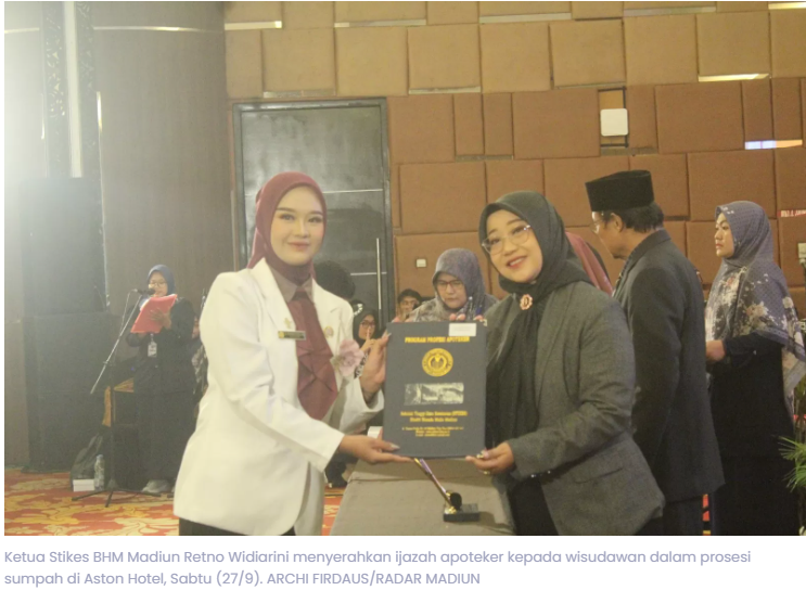 Mengabdi untuk Kesehatan Bangsa, 20 Mahasiswa Stikes BHM Madiun Disumpah Apoteker