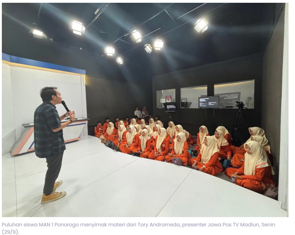 Dapat Banyak Ilmu! Intip Serunya MAN 1 Ponorogo Eksplor Dunia Broadcasting dan Multimedia di Jawa Pos TV Madiun