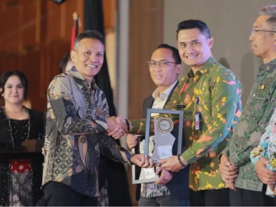 Pelayanan Cepat dan Transparan, Dispendukcapil Kota Madiun Raih Penghargaan Top Public Service