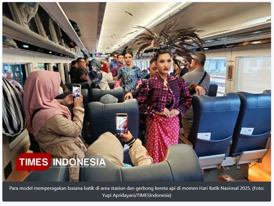 Peragaan Busana di Area Tunggu dan Gerbong KA Peringatan Unik Hari Batik di Stasiun Madiun