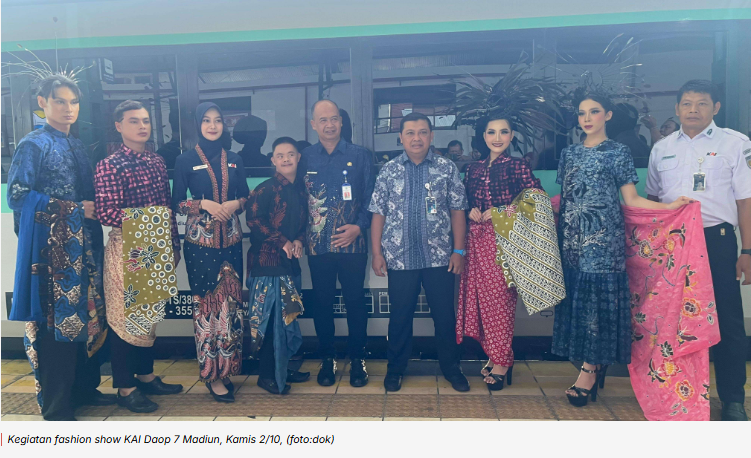 KAI Daop 7 Madiun Rayakan Hari Batik Nasional dengan Fashion Show di dalam Gerbong Kereta